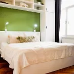 Апартаменти Historic Center Boutique - Free Parking - Schlossberg View - Casa Momo *