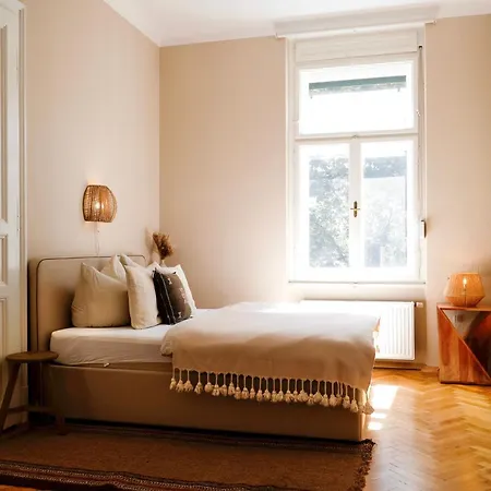 Historic City Center Boutique Apartments - Free Parking - Schlossberg View - By Casa Momo Daire